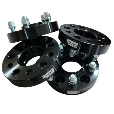 Espaçadores de rodas pretos com parafusos e porcas prateadas.