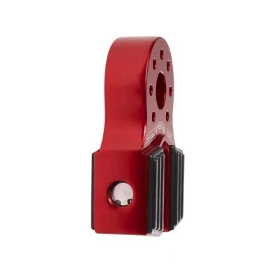 Peça mecânica vermelha com orifícios e superfície preta texturizada