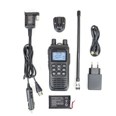 Conjunto de walkie-talkie preto com acessórios sobre fundo branco