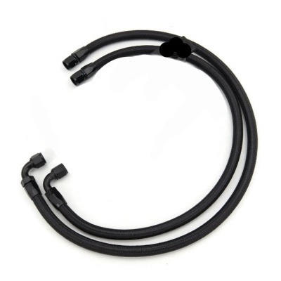 Duas mangueiras pretas com conexões metálicas sobre fundo branco