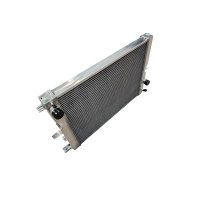 Radiador automóvel metálico prateado com grelha cinzenta e entradas pretas