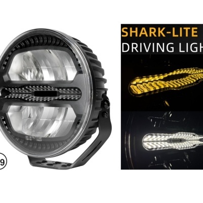 Farol redondo preto SHARK-LITE DRIVING LIGHT com lentes claras e luzes em amarelo e branco
