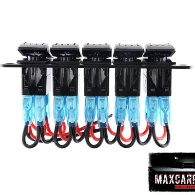 Seis fusíveis automotivos montados em régua preta com fios vermelhos e pretos