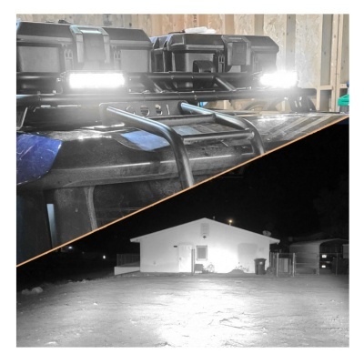 Veículo com faróis LED iluminados e casa branca à noite