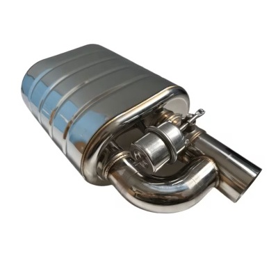 Silenciador de escape metálico prateado com tubos curvos