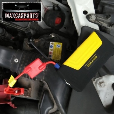 Carregador portátil preto e amarelo conectado a bateria de carro