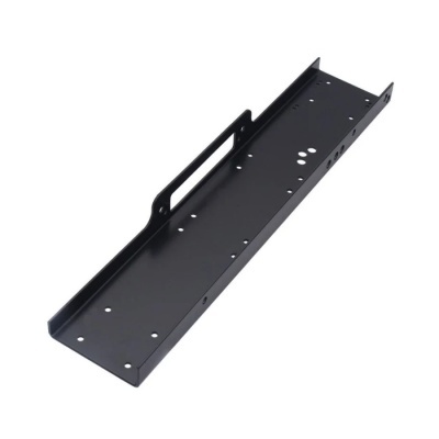 Suporte metálico preto com furos e pega recortada