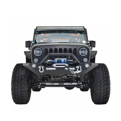 Carro todo-terreno preto visto de frente com pára-choques reforçado e pneus grandes.