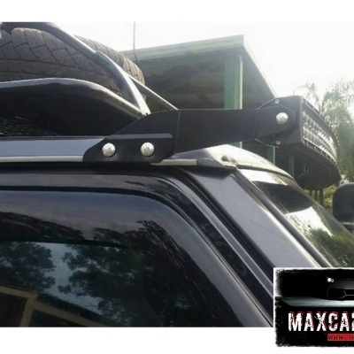 Carro preto com pneu reserva no tejadilho e barra de luz LED