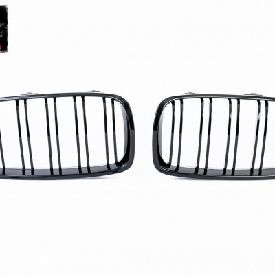 Parrillas dianteiras de carro pretas brilhantes com barras verticais