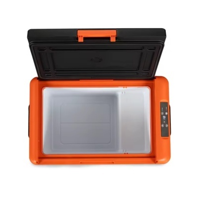 Frigorífico portátil laranja com tampa preta aberta e painel digital