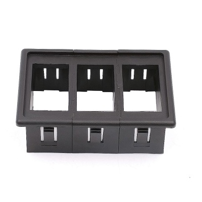 Estrutura plástica preta com três compartimentos quadrados