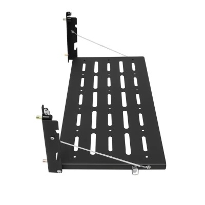 Prateleira metálica preta retangular com furos e hastes de suporte.