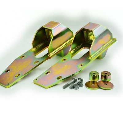 Par de dobradiças metálicas douradas com parafusos e espaçadores