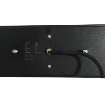 Base retangular preta com cabo e parafusos visíveis.