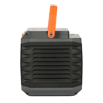 Coluna portátil cinza escura com alça laranja e grelha frontal