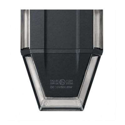 Produto elétrico preto com detalhes transparentes e texto técnico