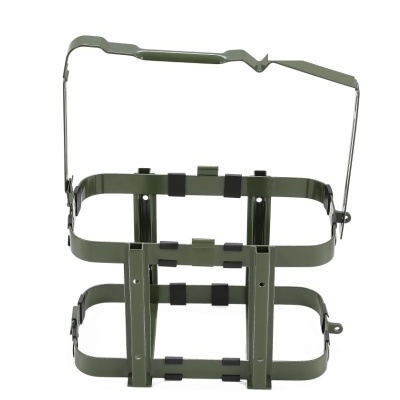 Suporte metálico verde com jardineira no topo e três níveis