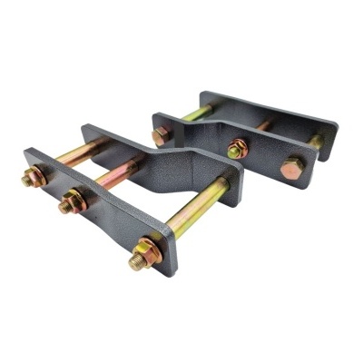 Conjunto metálico com placas pretas e parafusos dourados