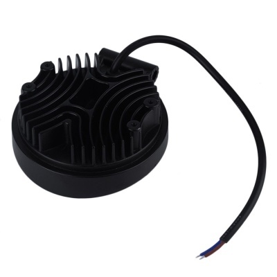 Dispositivo redondo preto com dissipador de calor e cabo elétrico.