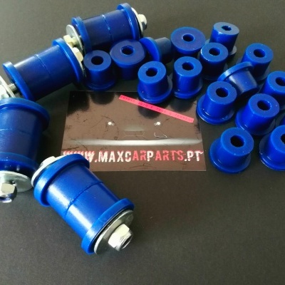 Buchas e parafusos azuis sobre fundo preto com cartão com texto WWW.MAXCARPARTS.PT