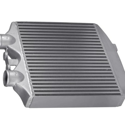 Intercooler automóvel metálico prateado com tiras horizontais e orifícios cilíndricos