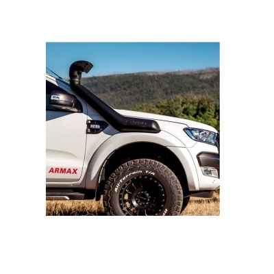 Veículo todo-o-terreno branco com snorkel preto e pneus All-Terrain