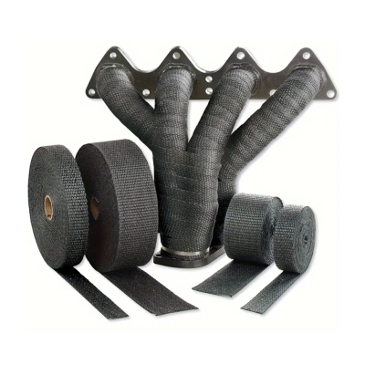 Coletor de escape com fita térmica preta e três rolos de fita térmica preta.