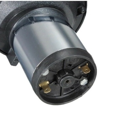 Tomada elétrica industrial redonda cinza com pinos metálicos dourados