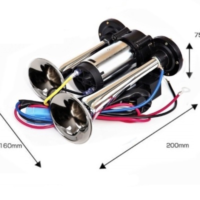 Duas buzinas cromadas em metal com cabos elétricos coloridos