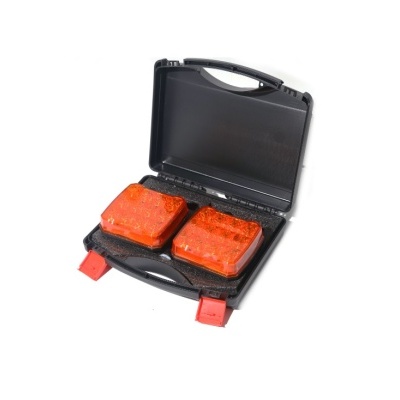 Estojo preto aberto com luzes traseiras laranja dentro