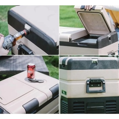 Resfriador portátil bege com tampas pretas e abridor embutido, mostrando função e detalhes.