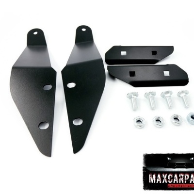 Conjunto de suportes metálicos pretos e parafusos prateados com logotipo MAXCARPARTS