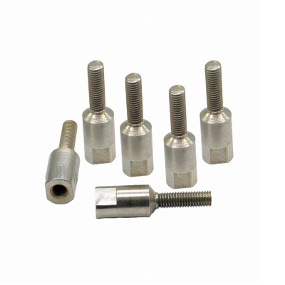 Para fusos metálicos prateados com corpo hexagonal em fundo branco.