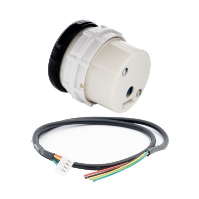 Componente eletrônico com cabo multicolor e conector branco