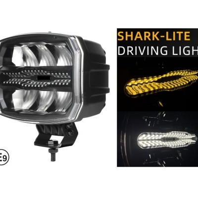 Farol de condução SHARK-LITE preto com luzes LED amarelas e brancas acesas