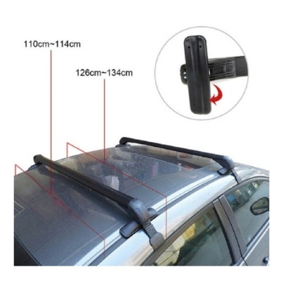 Suporte de bagageira preto para tejadilho de carro cinzento.