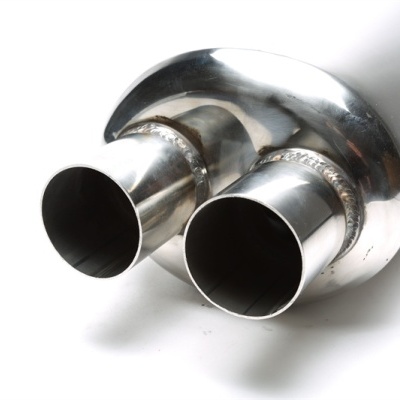 Peça metálica cilíndrica com duas saídas tubulares prateadas