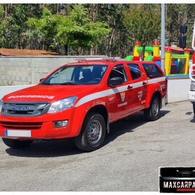 Veículo de emergência vermelho e branco ISUZU estacionado ao ar livre