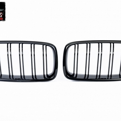 Par de grelhas dianteiras pretas para carro, fundo branco e logótipo MAXCARPARTS