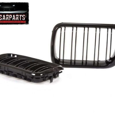 Duas grelhas frontais para automóvel pretas em fundo branco com logotipo MAXCARPARTS