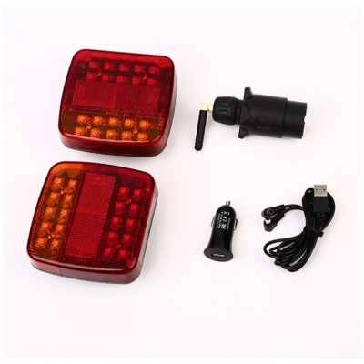 Conjunto de faróis traseiros, adaptador e cabo USB em fundo branco