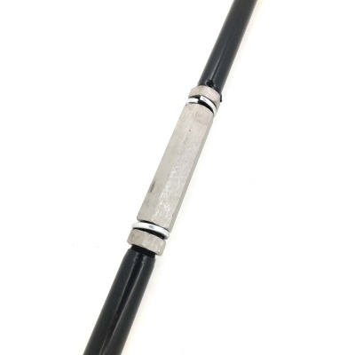 Cabo elétrico preto com conector metálico retangular no meio