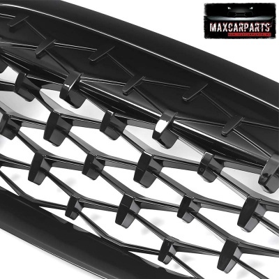 Grelha dianteira preta com detalhes cromados para automóvel