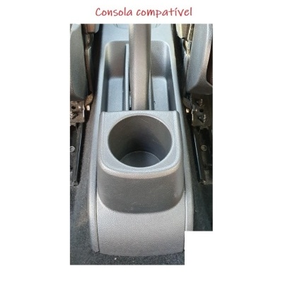 Consola central cinzenta com porta-copo e alavanca de mudanças em carro