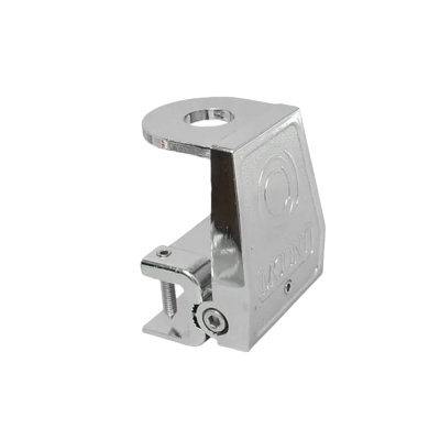 Peça metálica angular prateada com orifício e parafuso