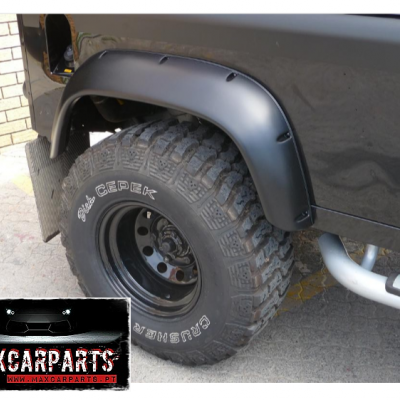 Roda de jipe preta com pneu todo-o-terreno e para-lamas largos