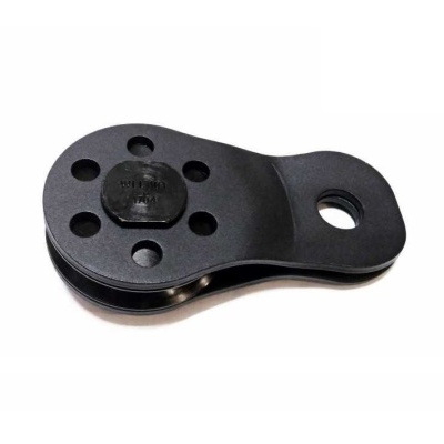 Polia preta metálica e plástica com aberturas circulares e texto WLL 10T 4/0