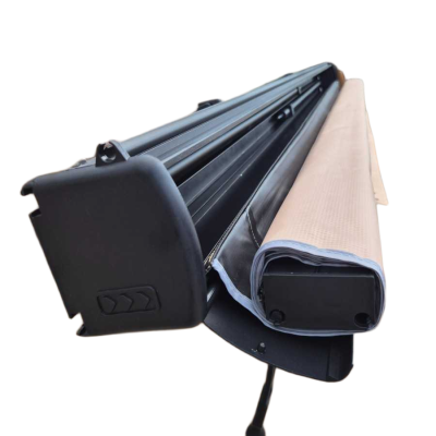 Suporte preto com tecido enrolado bege e setas em relevo na extremidade