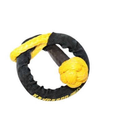 Brinquedo para cães em corda amarela e preto com bola e faixa acolchoada.